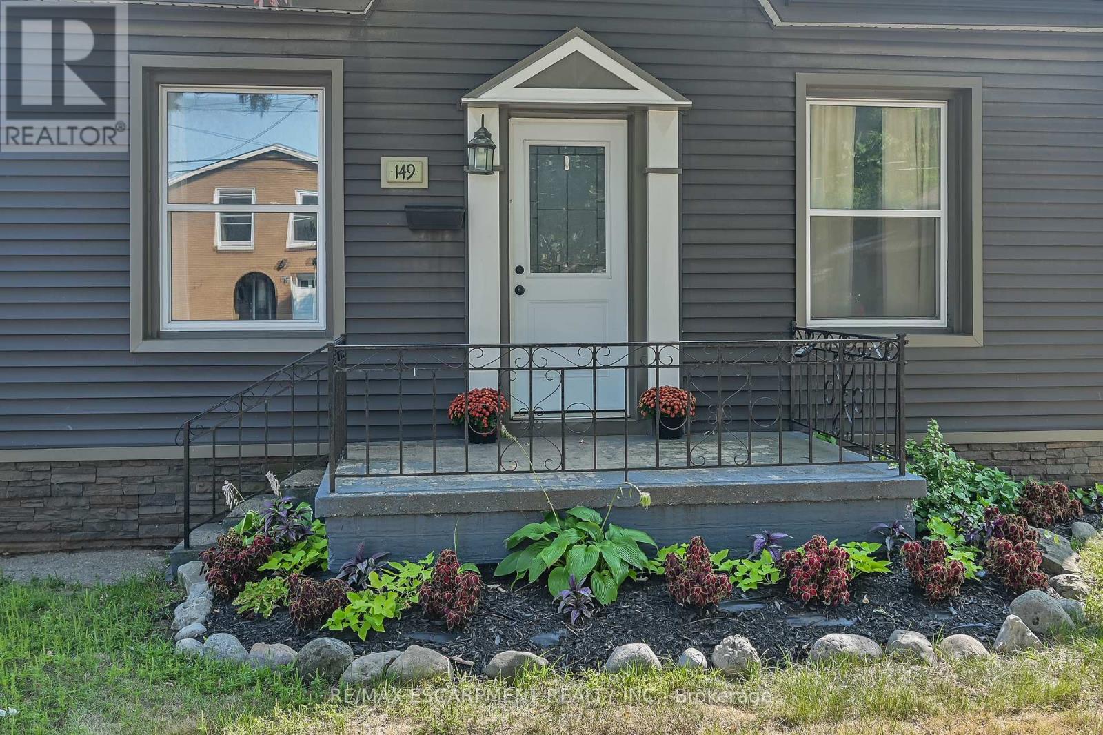 149 Elgin Street, Brantford, Ontario  N3S 5A4 - Photo 2 - X12809268