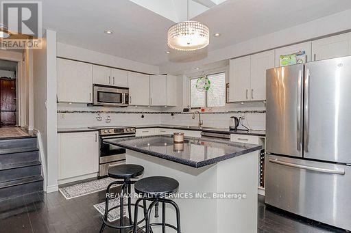 46 Elgin Drive, Brampton, Ontario  L6Y 1A8 - Photo 10 - W12809388