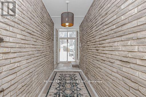 46 Elgin Drive, Brampton, Ontario  L6Y 1A8 - Photo 4 - W12809388