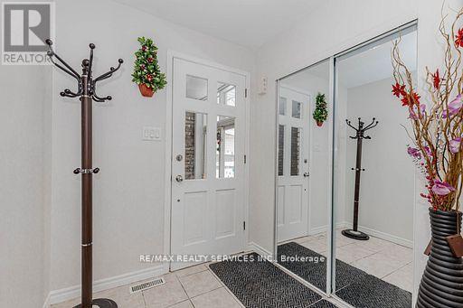 46 Elgin Drive, Brampton, Ontario  L6Y 1A8 - Photo 5 - W12809388