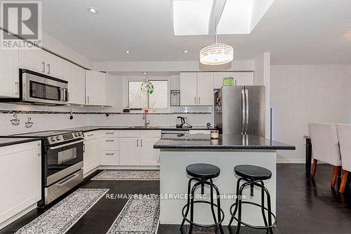 46 Elgin Drive, Brampton, Ontario  L6Y 1A8 - Photo 7 - W12809388