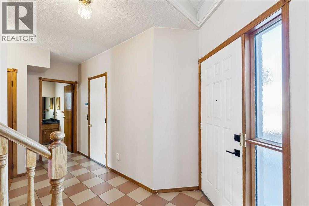 2203 Sirocco Drive Sw, Calgary, Alberta  T3H 2T9 - Photo 2 - A2287011