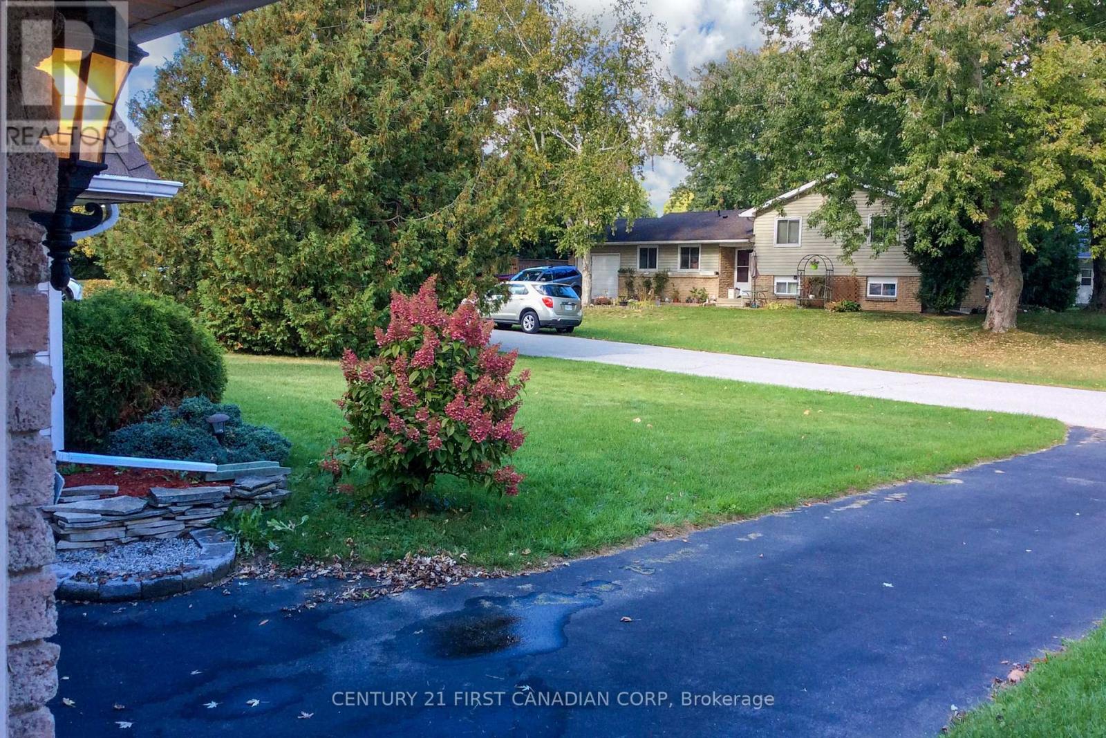 106 Angelo Drive, West Elgin, Ontario  N0L 2P0 - Photo 38 - X12461950