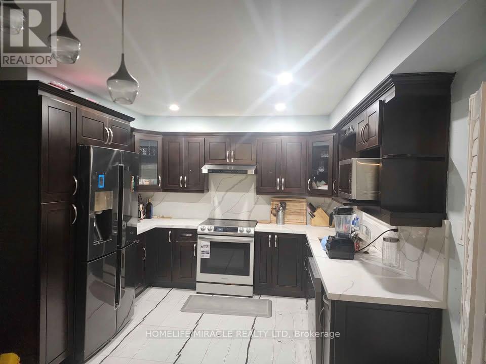 89 Pertosa Drive, Brampton, Ontario  L6X 4W7 - Photo 4 - W12809434