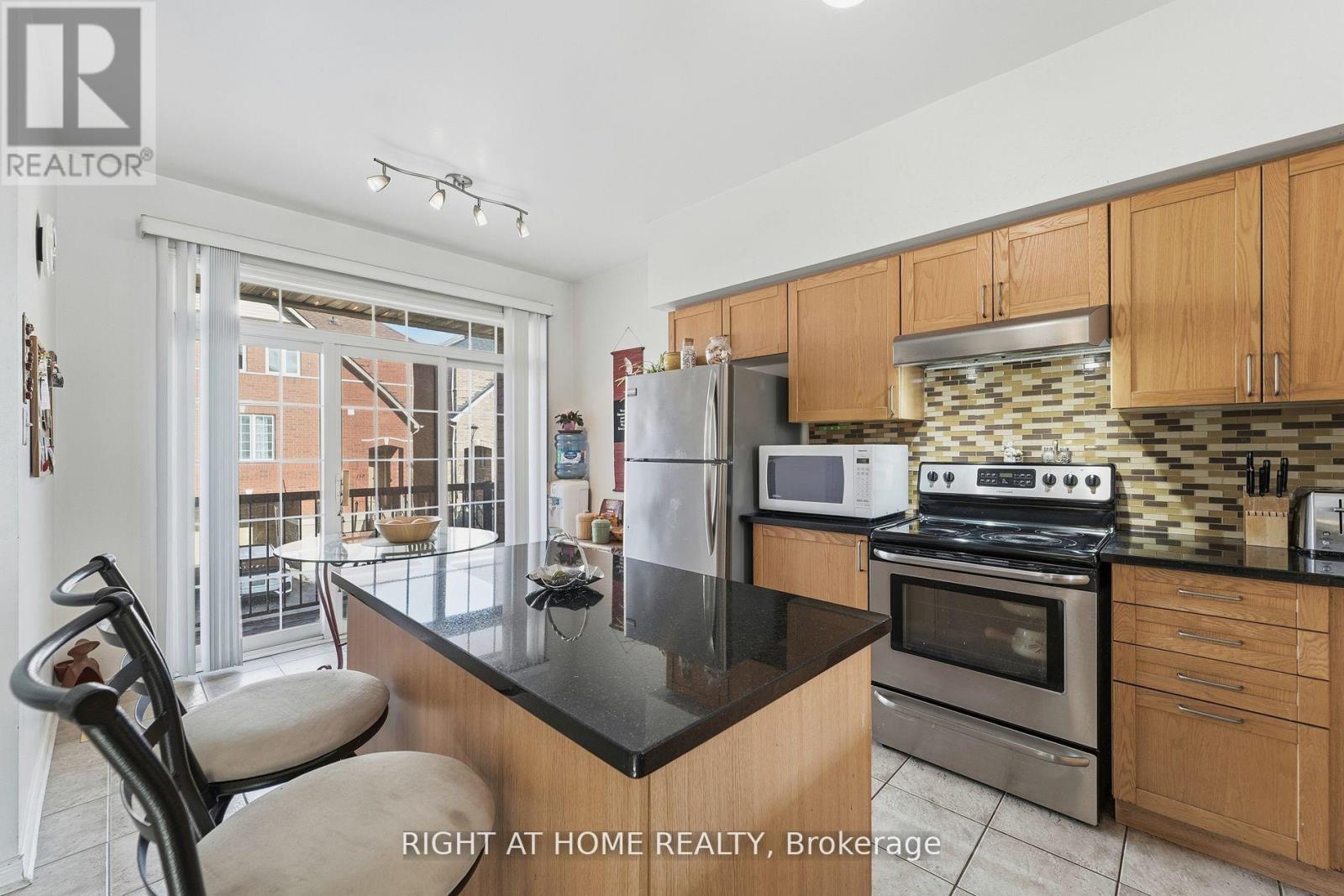 154 - 7155 Magistrate Terrace, Mississauga, Ontario  L5W 1Y9 - Photo 5 - W12809438