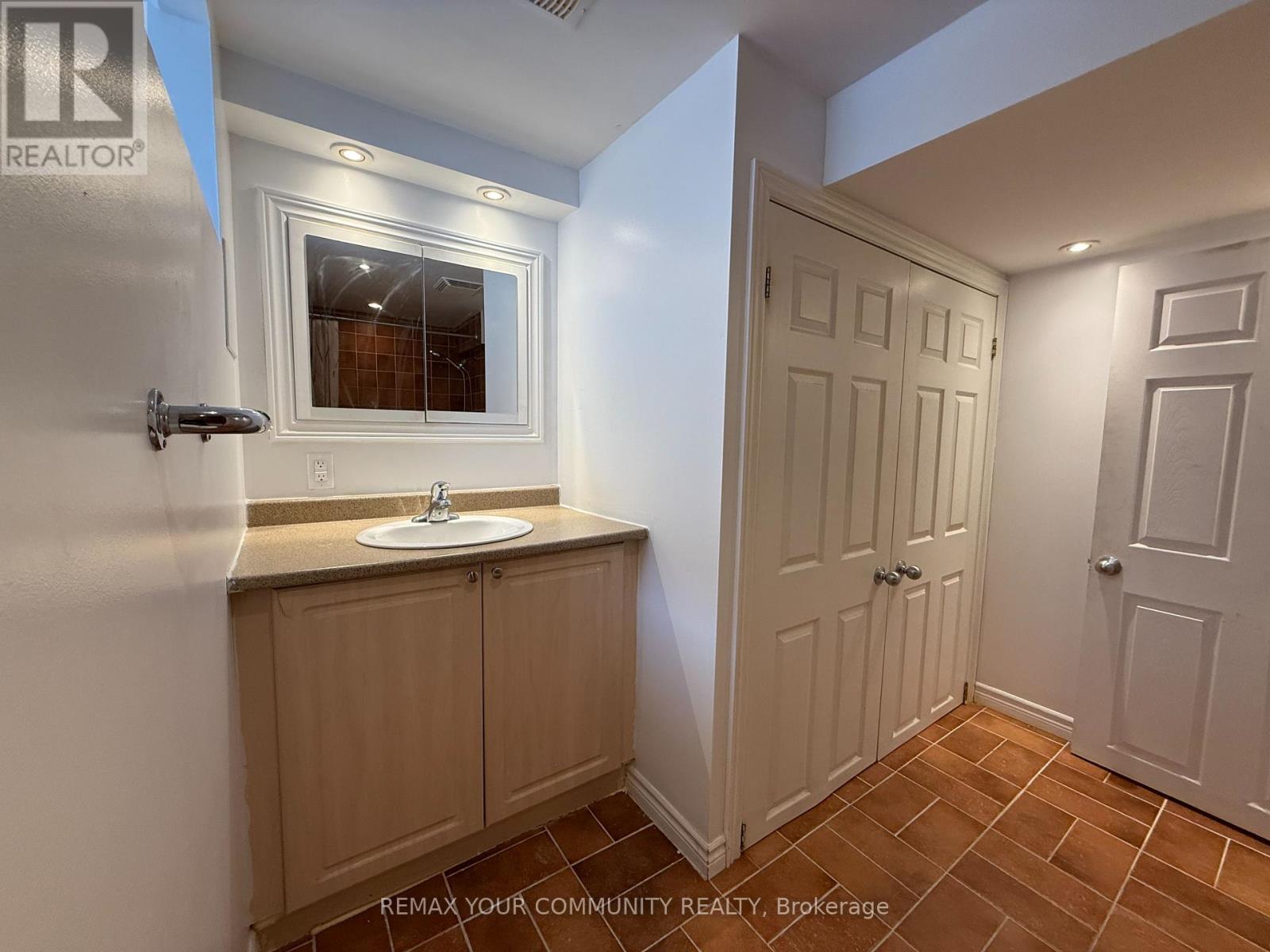 Lower - 165 Carlson Drive, Newmarket, Ontario  L3Y 3H2 - Photo 15 - N12809412