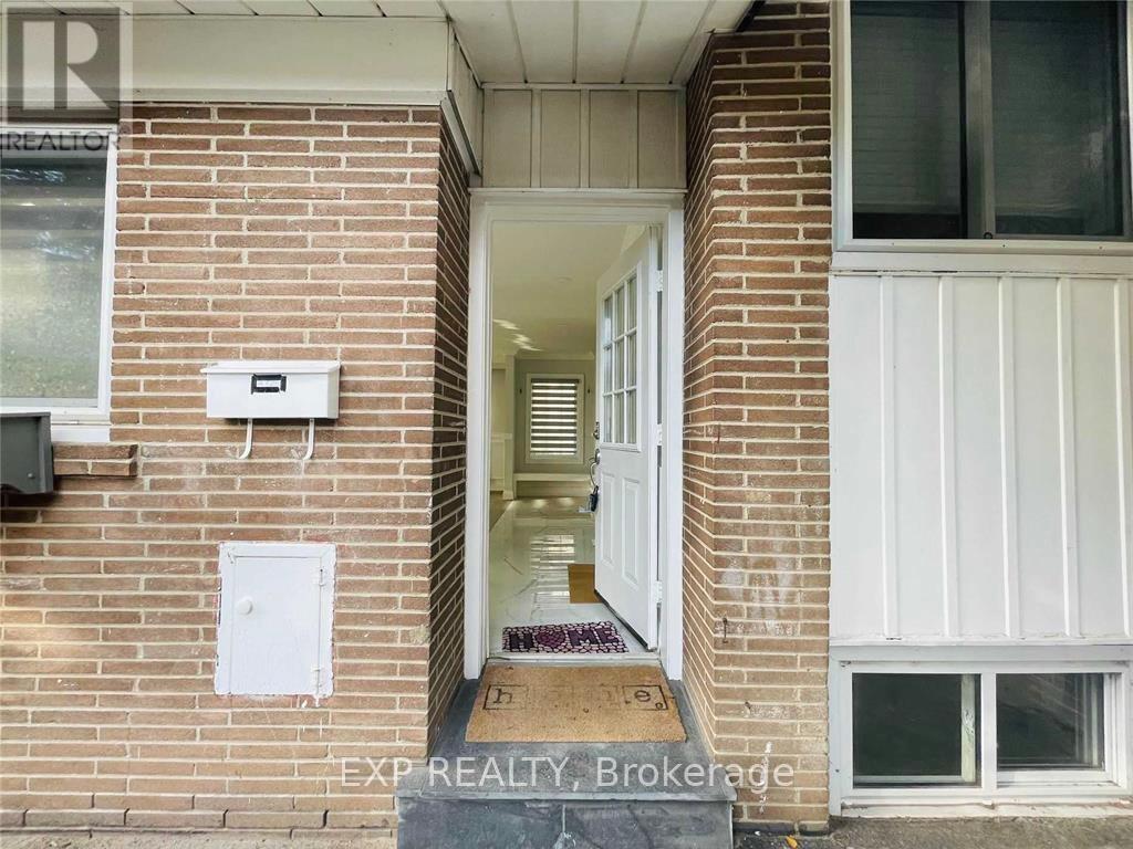 15 Scarcliff Gardens, Toronto, Ontario  M1E 2A1 - Photo 3 - E12804496