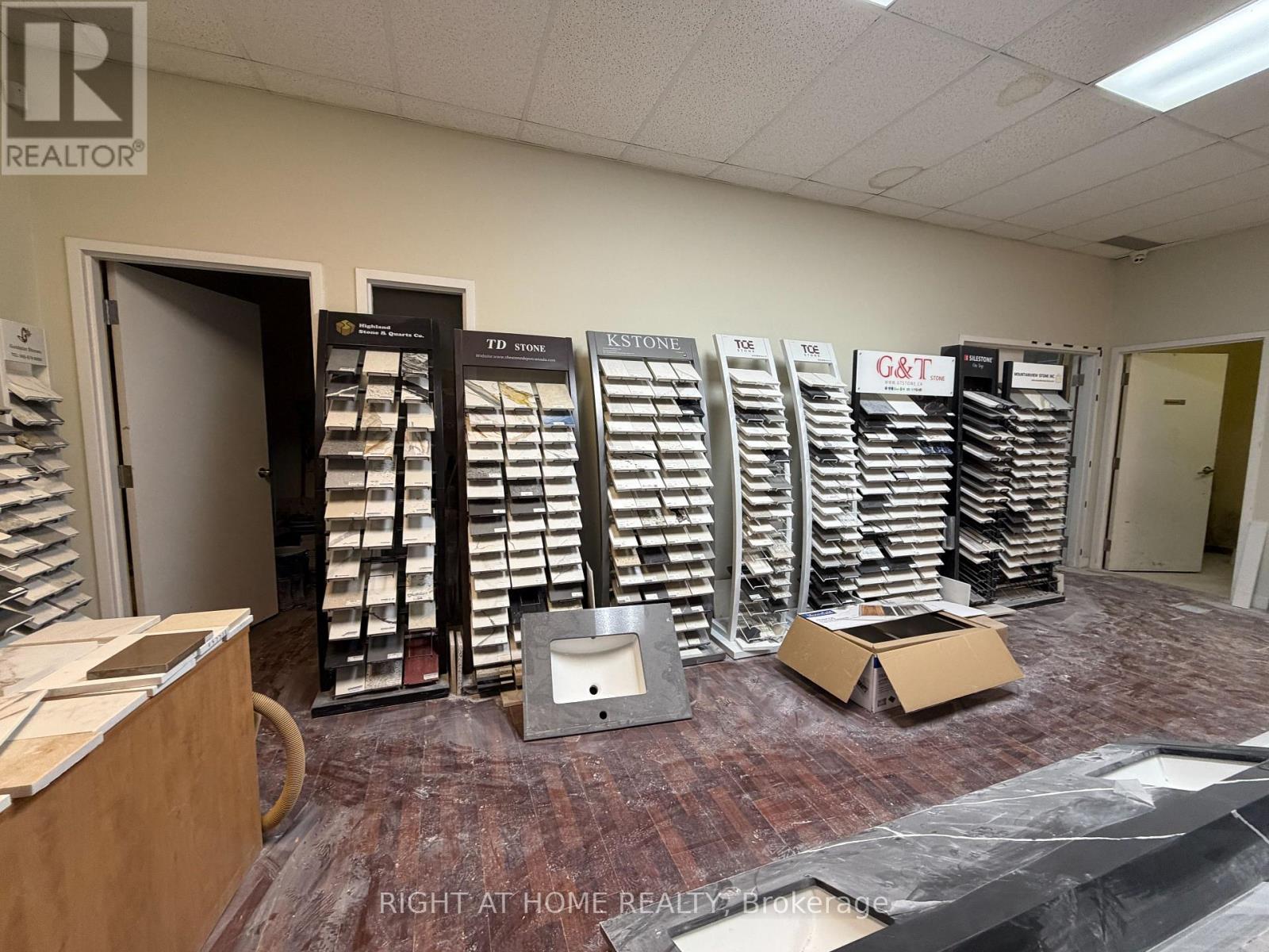 6 - 1273 North Service Road E, Oakville (Qe Queen Elizabeth), Ontario  L6H 1A7 - Photo 4 - W12809464