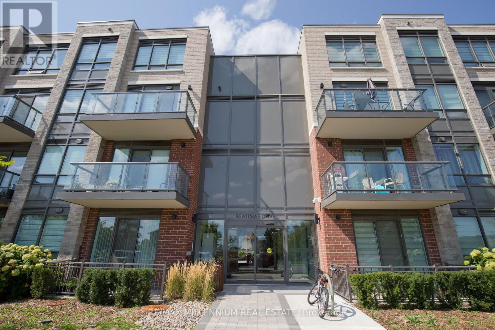 112 - 95 Attmar Drive, Brampton, Ontario  L6P 0Y6 - Photo 4 - W12809476