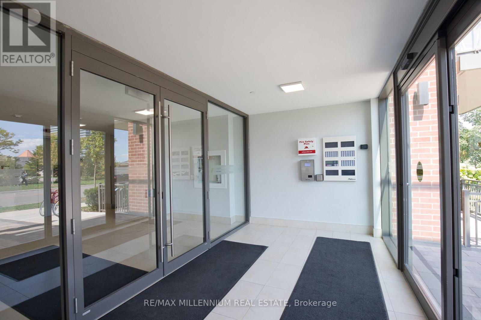 112 - 95 Attmar Drive, Brampton, Ontario  L6P 0Y6 - Photo 5 - W12809476