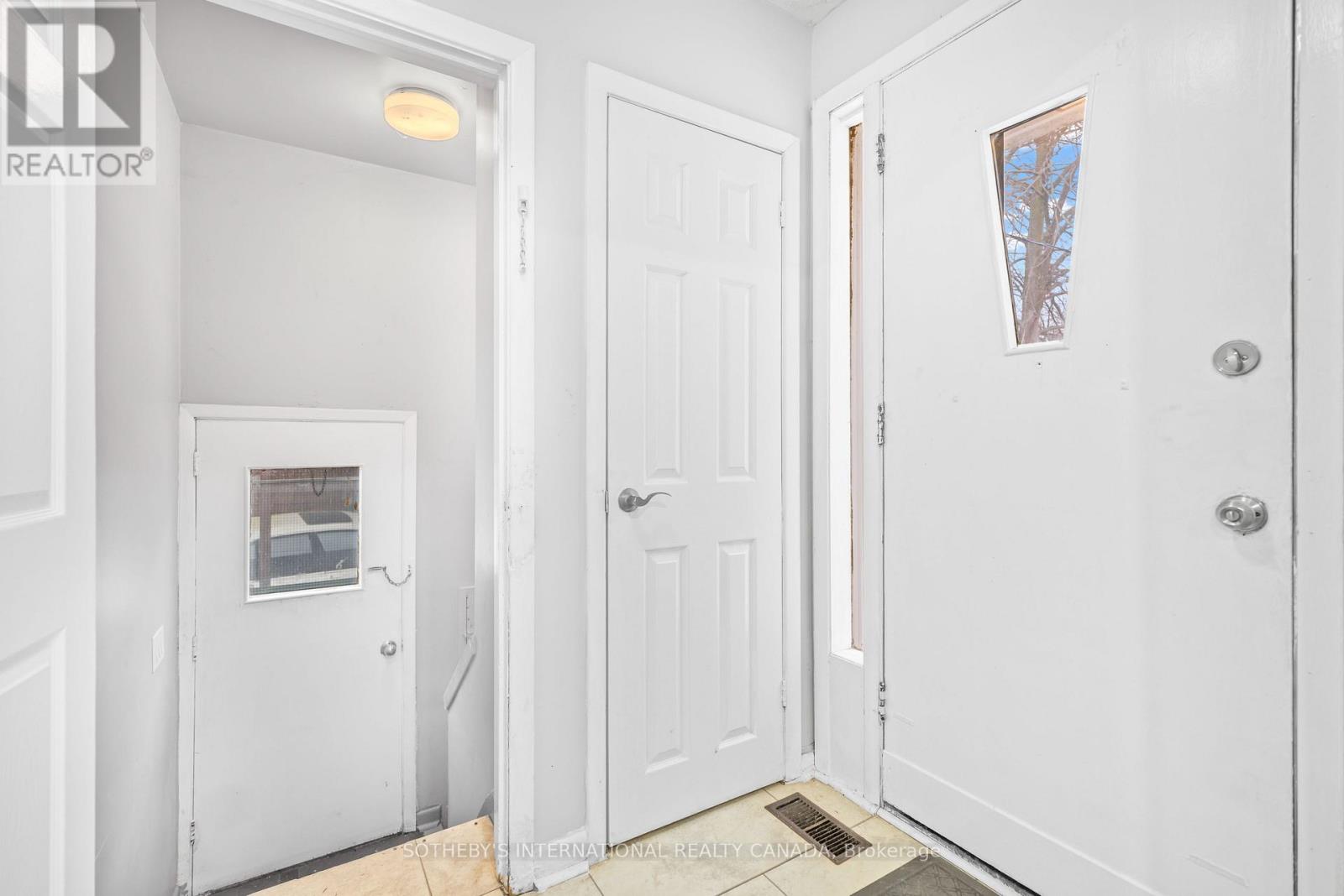 957 Beechwood Avenue, Mississauga, Ontario  L5G 4E3 - Photo 5 - W12809494