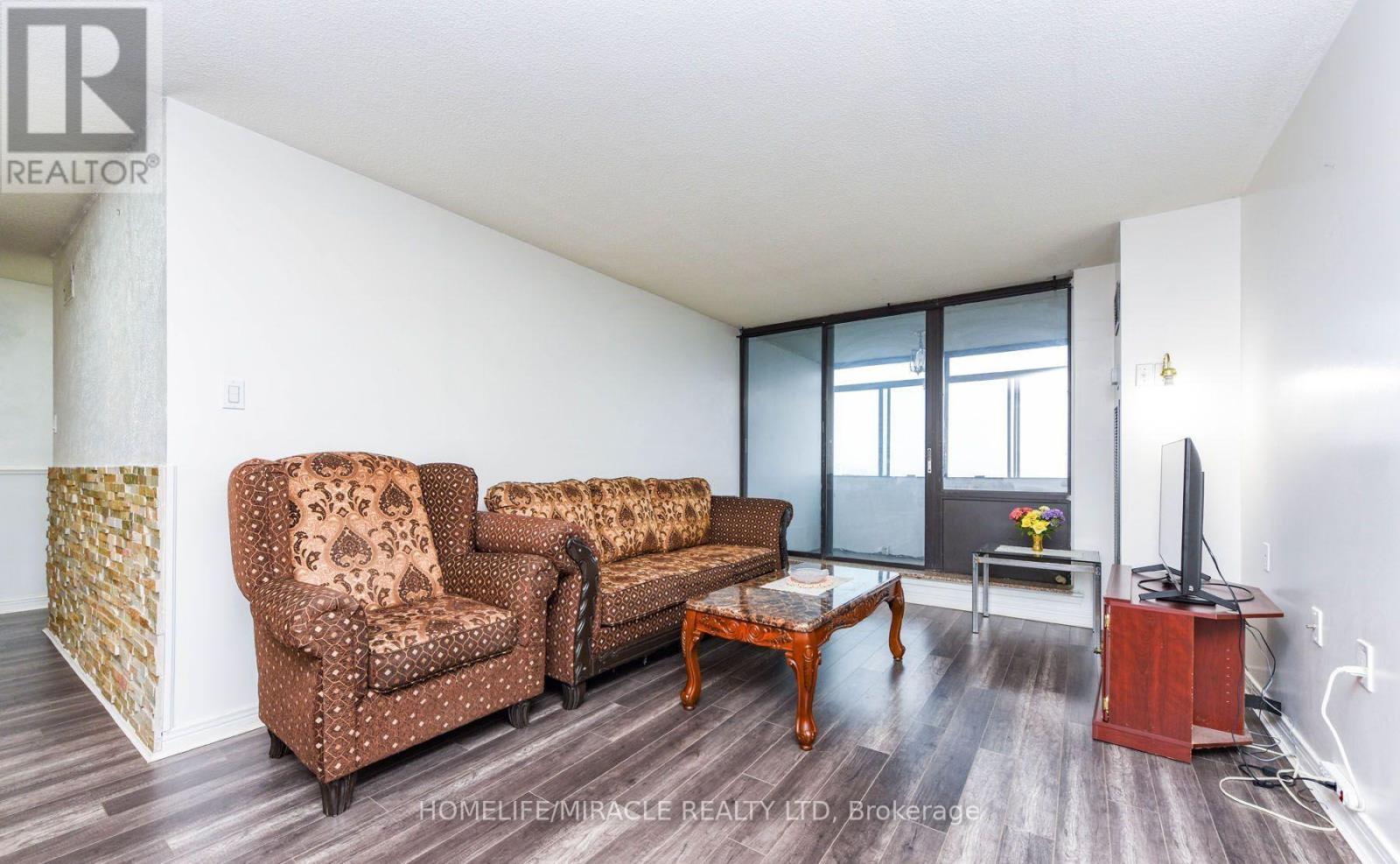 2005 - 18 Knightsbridge Road, Brampton, Ontario  L6T 3X5 - Photo 3 - W12809506