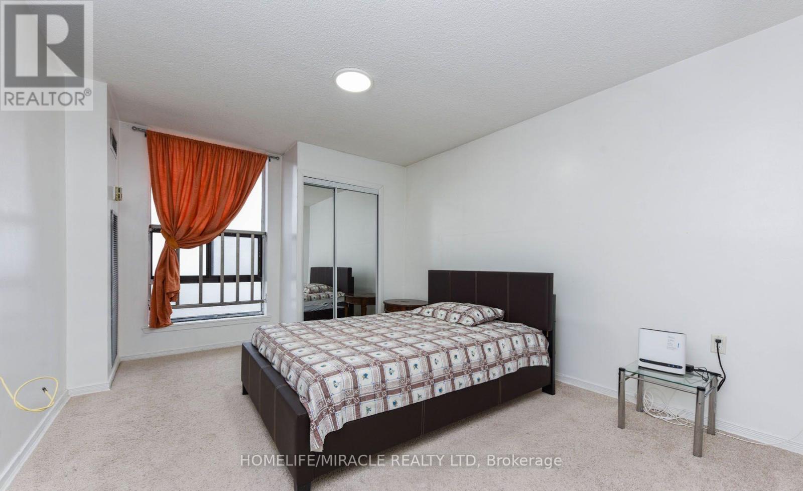 2005 - 18 Knightsbridge Road, Brampton, Ontario  L6T 3X5 - Photo 5 - W12809506