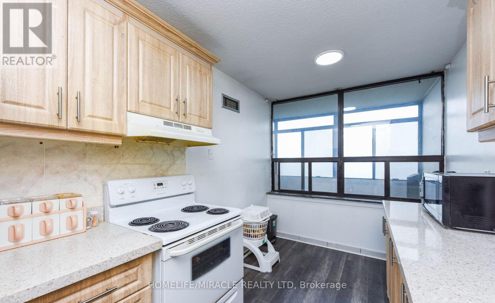 2005 - 18 Knightsbridge Road, Brampton, Ontario  L6T 3X5 - Photo 6 - W12809506