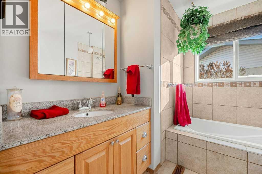 36 Doverthorn Place Se, Calgary, Alberta  T2B 2B8 - Photo 18 - A2287627