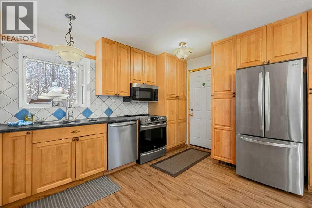 36 Doverthorn Place Se, Calgary, Alberta  T2B 2B8 - Photo 9 - A2287627