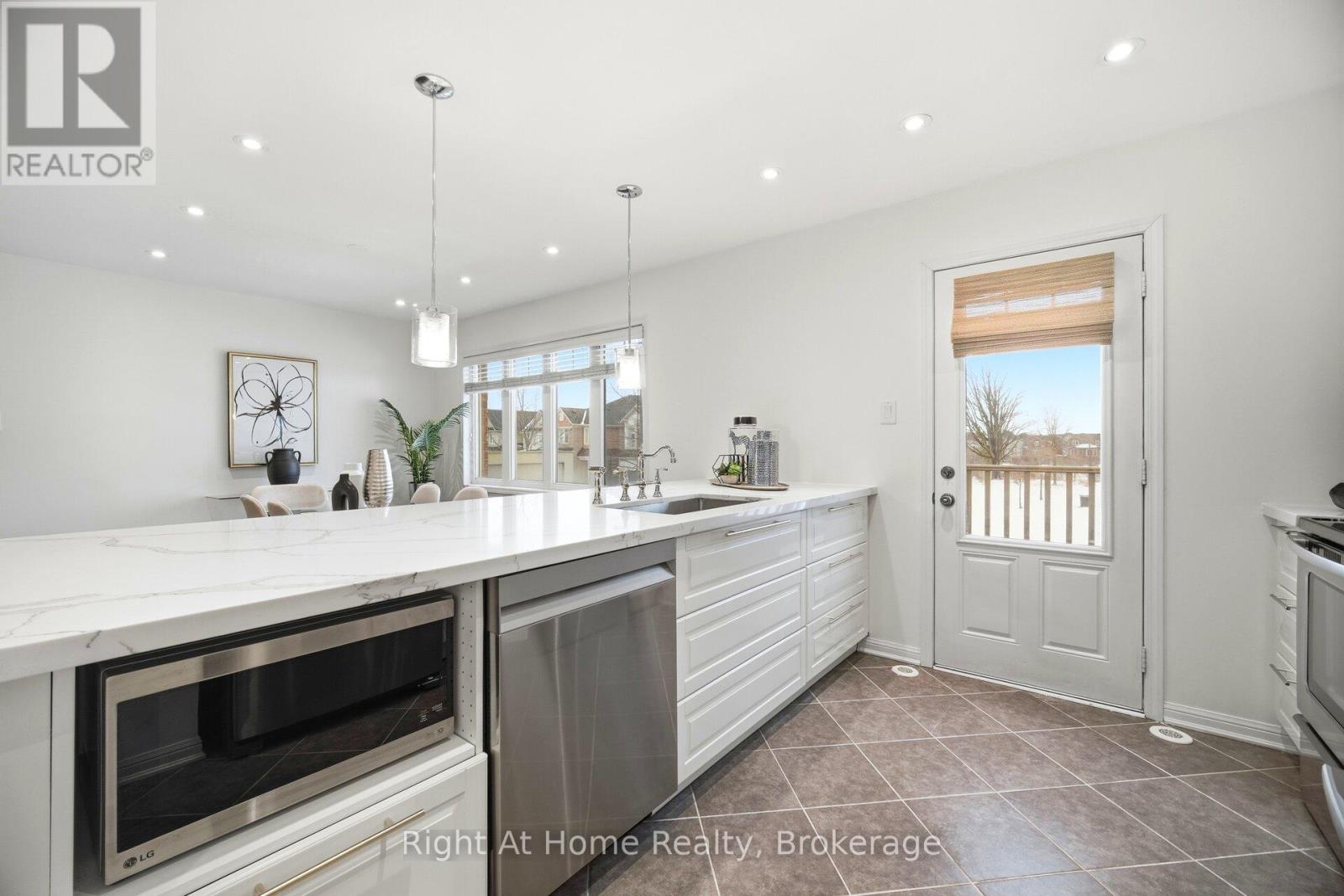 387 Cavanagh Lane, Milton, Ontario  L9T 8J9 - Photo 17 - W12809622