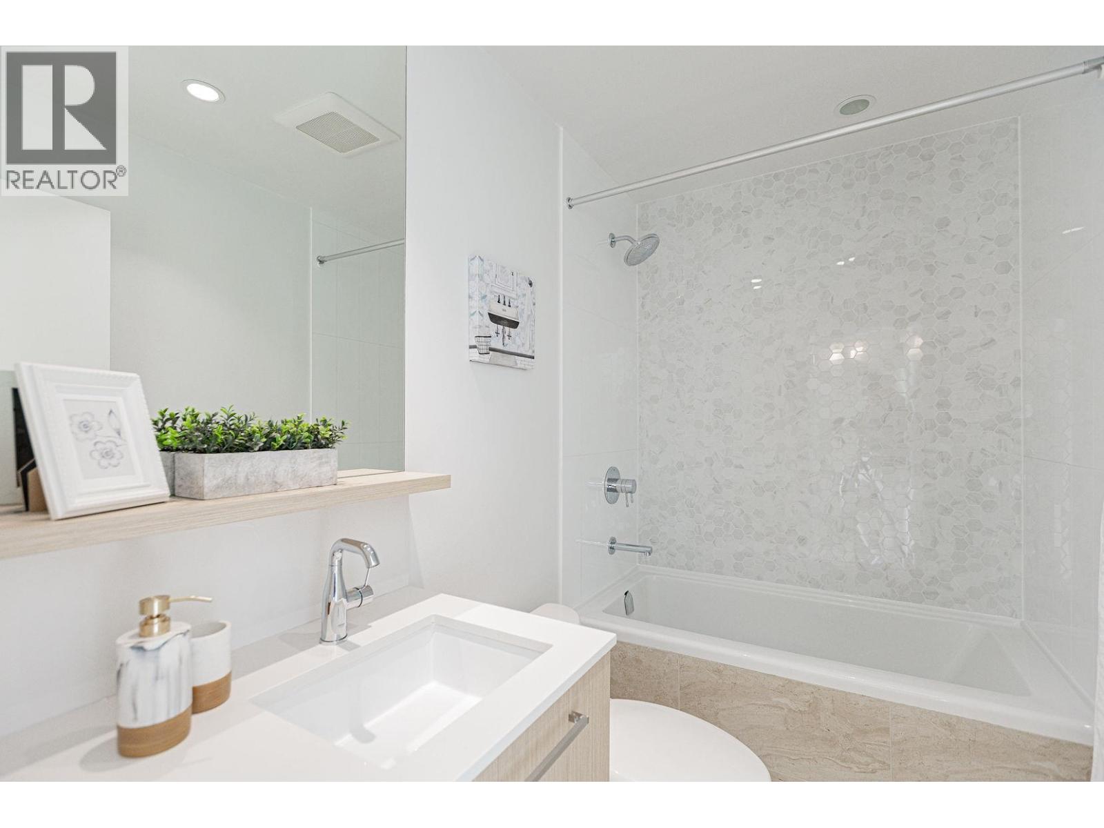 3907 567 Clarke Road, Coquitlam, British Columbia  V3J 0K7 - Photo 2 - R3090094