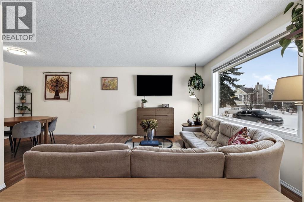 151 Erin Park Close Se, Calgary, Alberta  T2B 2V6 - Photo 5 - A2287304