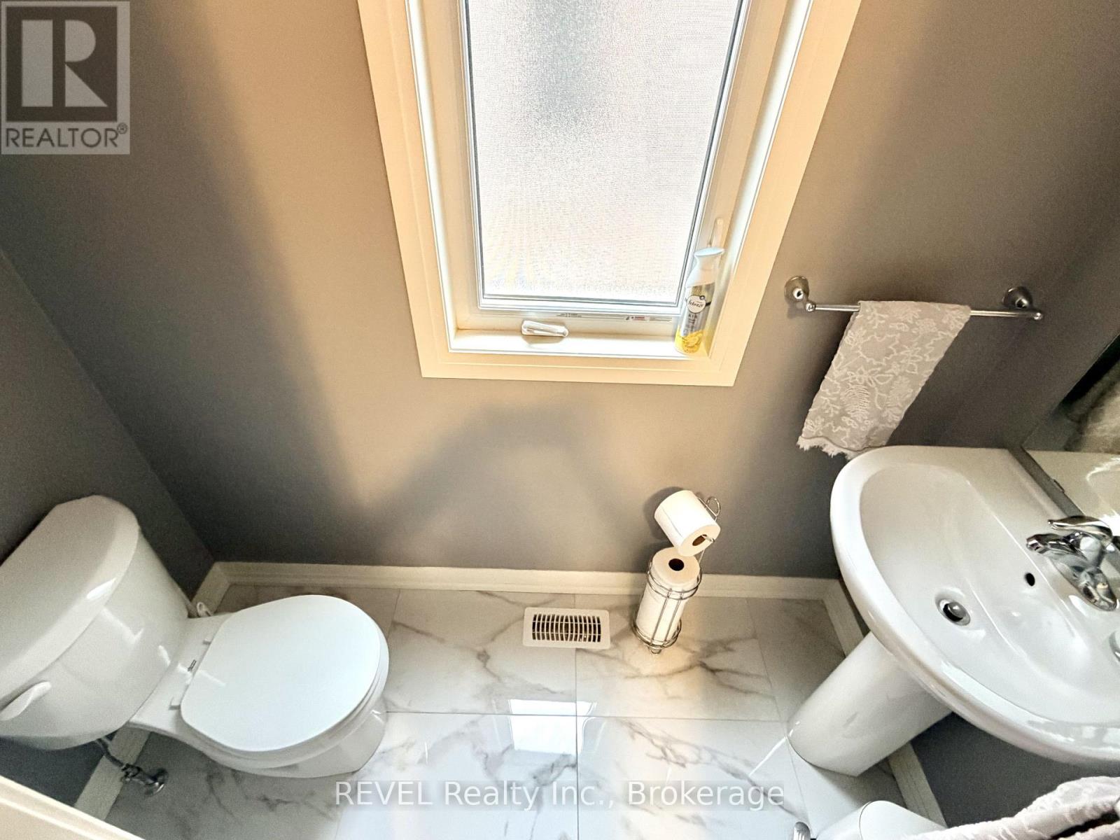 Upper - 7356 Majestic Trail, Niagara Falls, Ontario  L2H 3V4 - Photo 13 - X12809716