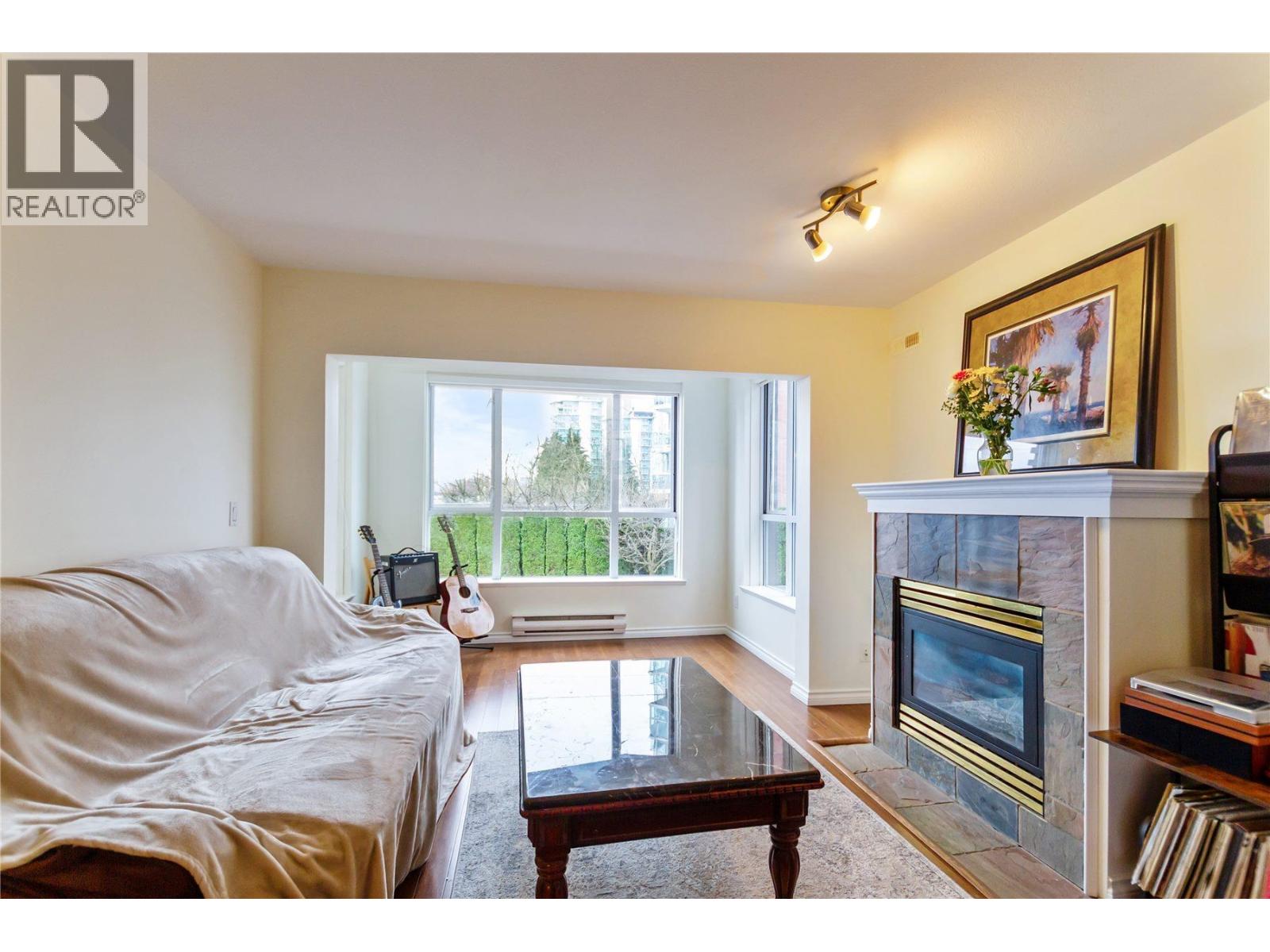 204 155 E 3rd Street, North Vancouver, British Columbia  V7L 1E5 - Photo 3 - R3090125