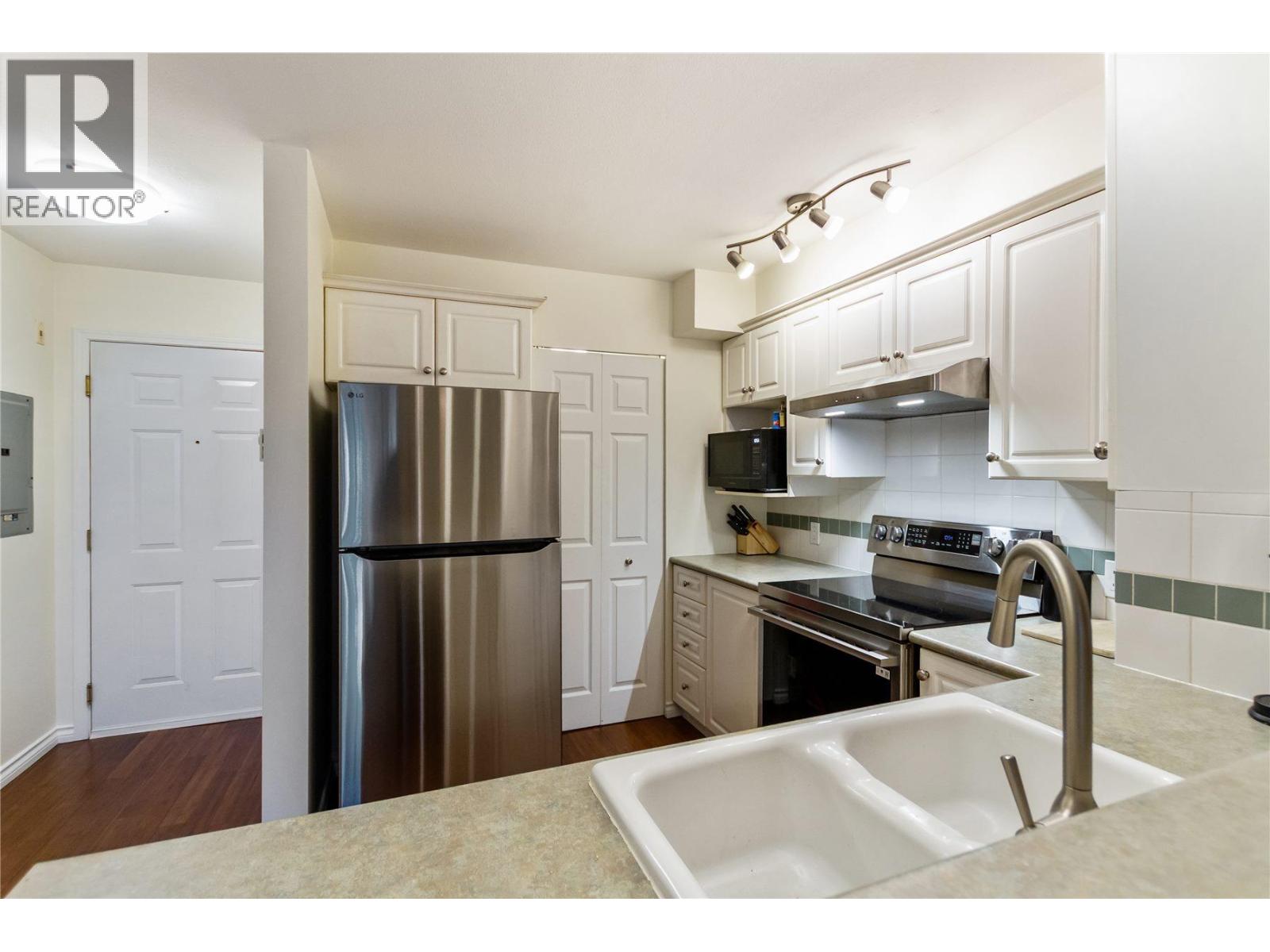 204 155 E 3rd Street, North Vancouver, British Columbia  V7L 1E5 - Photo 9 - R3090125