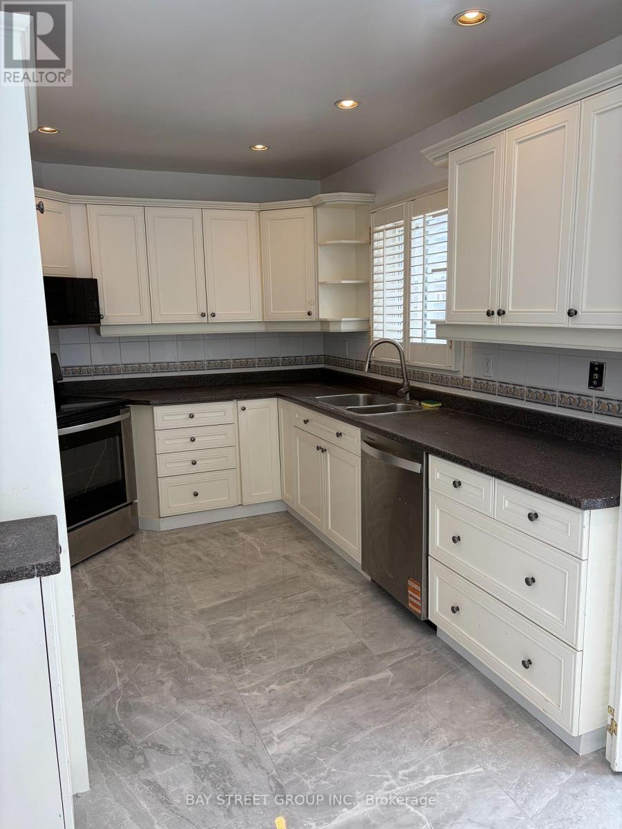 33 Winborne Road, Vaughan, Ontario  L4J 2R8 - Photo 7 - N12632882