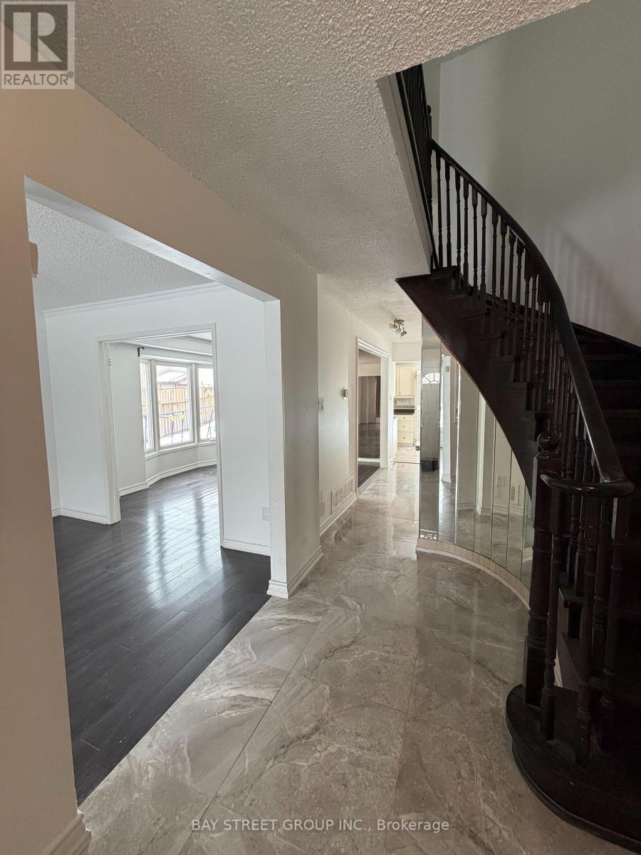 33 Winborne Road, Vaughan, Ontario  L4J 2R8 - Photo 2 - N12632882