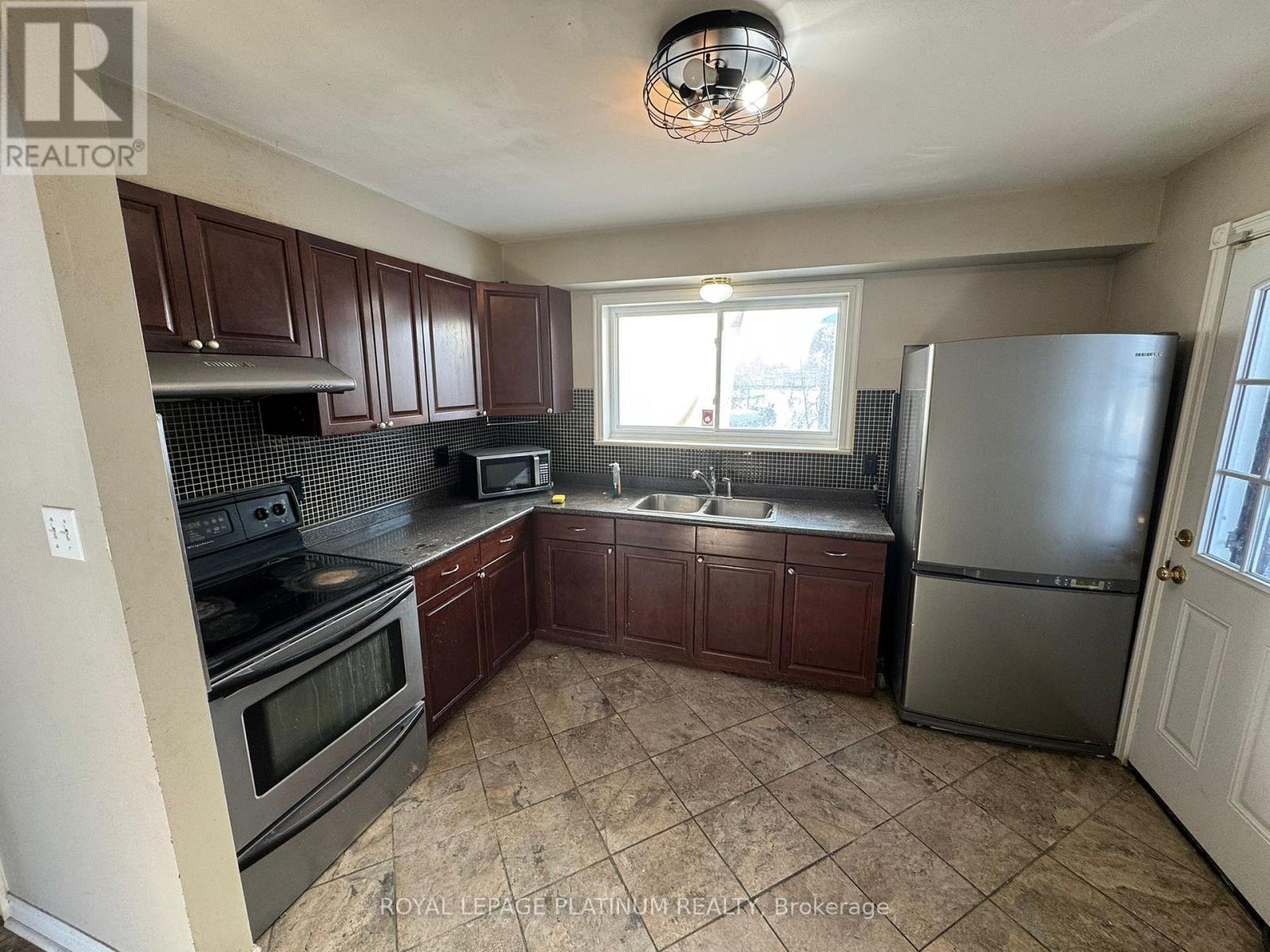 179 Bartley Bull Parkway, Brampton, Ontario  L6W 2K1 - Photo 6 - W12755324