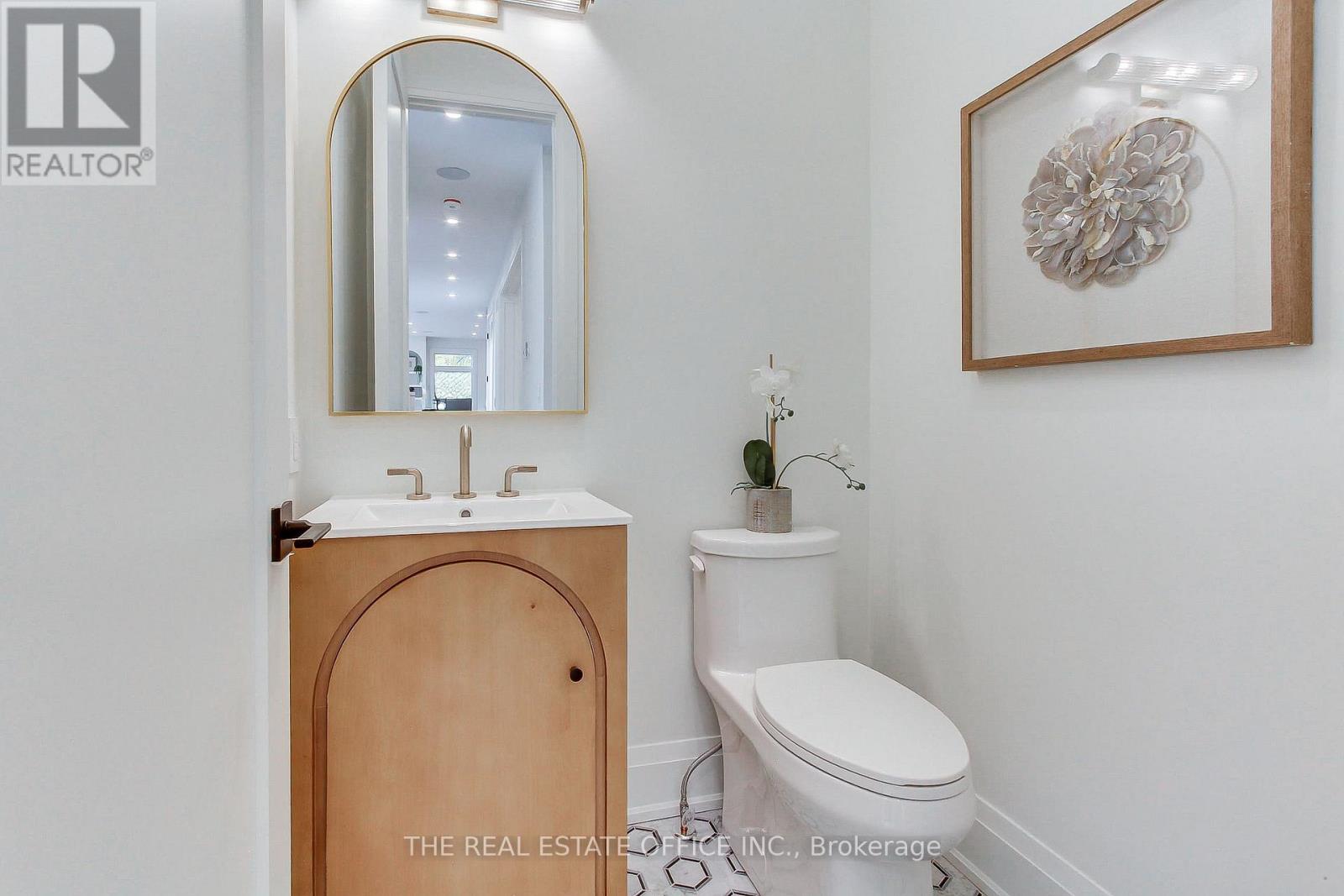 18 Beaverbrook Avenue, Toronto, Ontario  M9B 2M9 - Photo 11 - W12669678