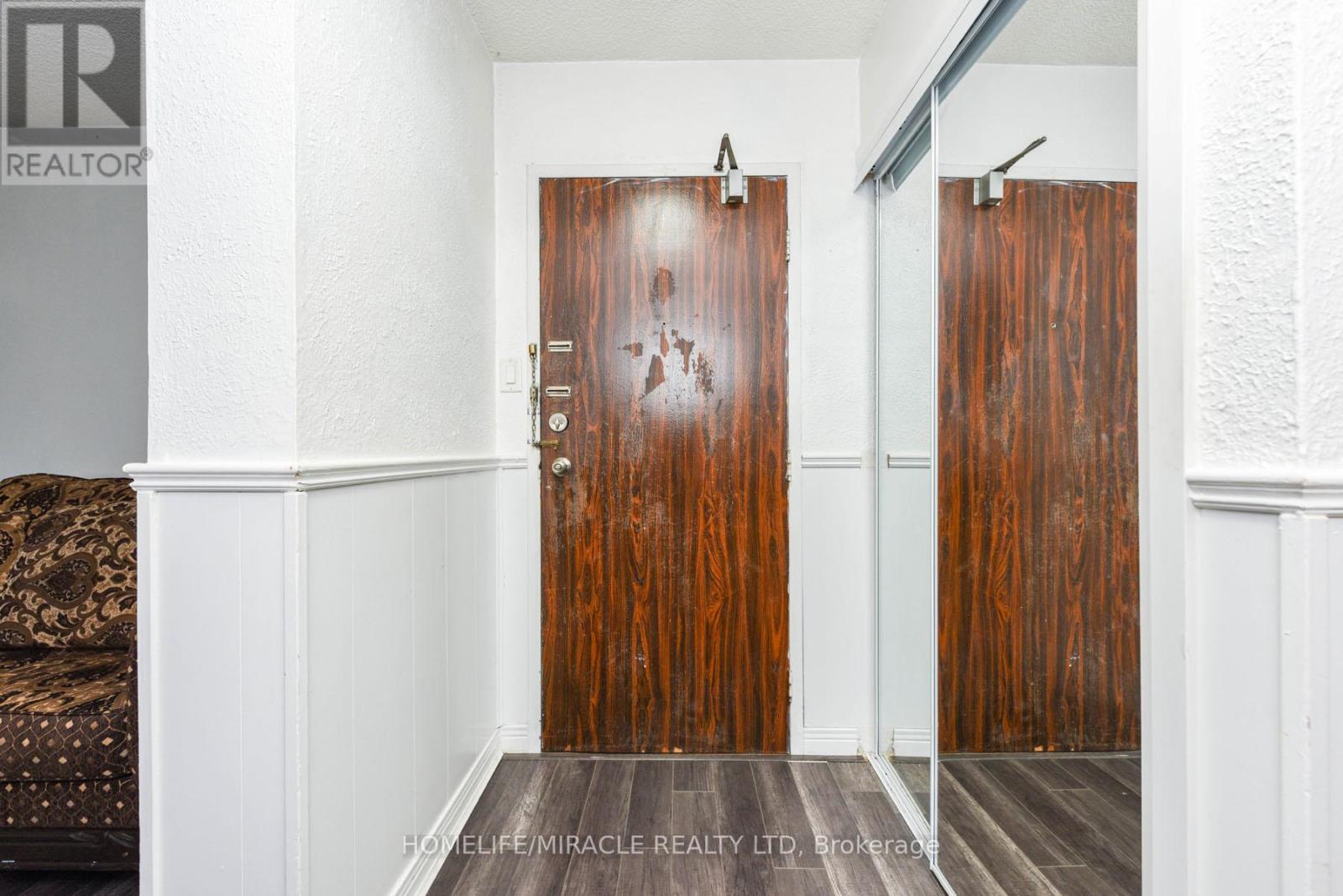 2005 - 18 Knightsbridge Road, Brampton, Ontario  L6T 3X5 - Photo 5 - W12809506