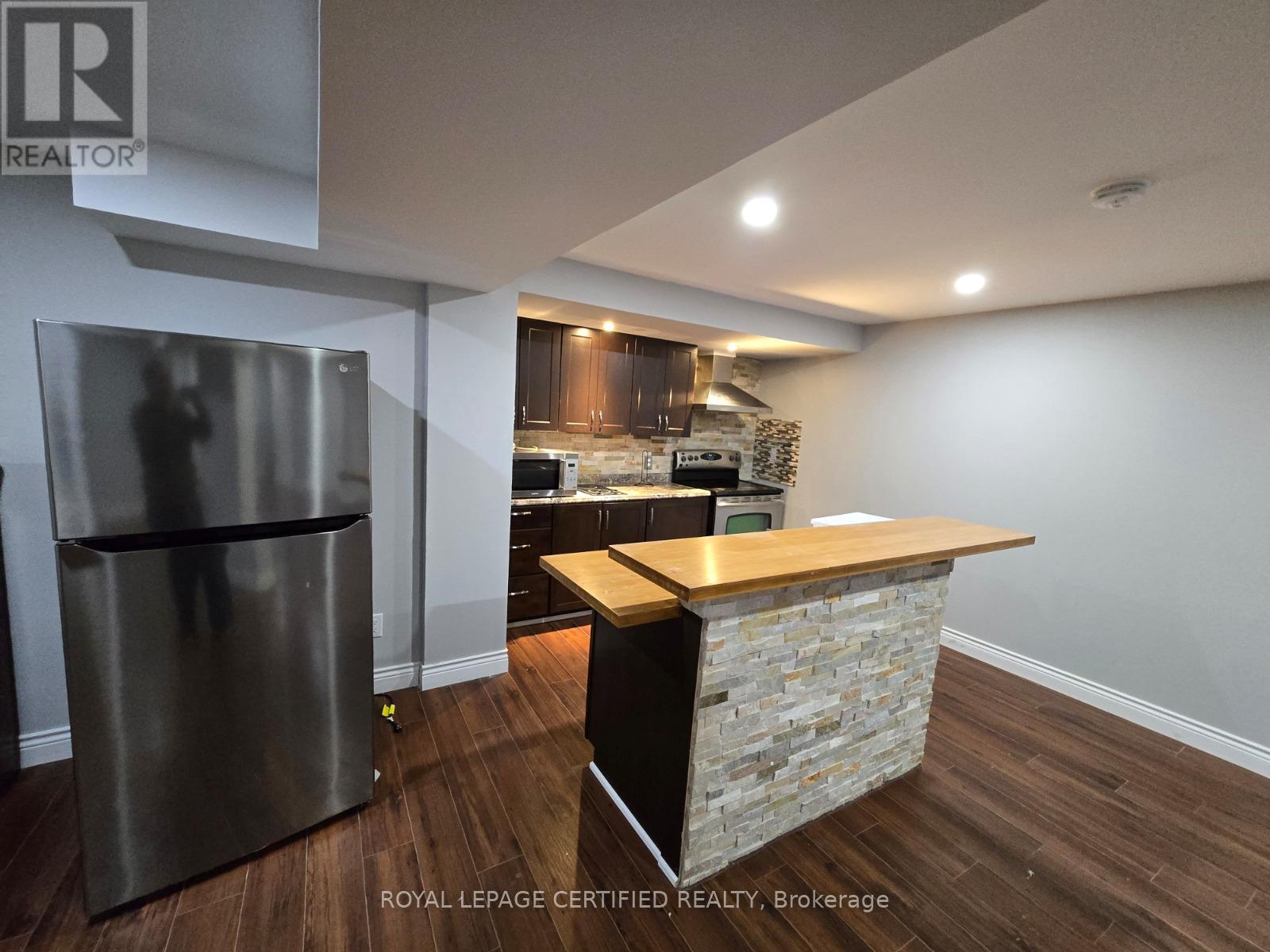 35 Woodcrest Court, Kitchener, Ontario  N2P 2K2 - Photo 5 - X12773530