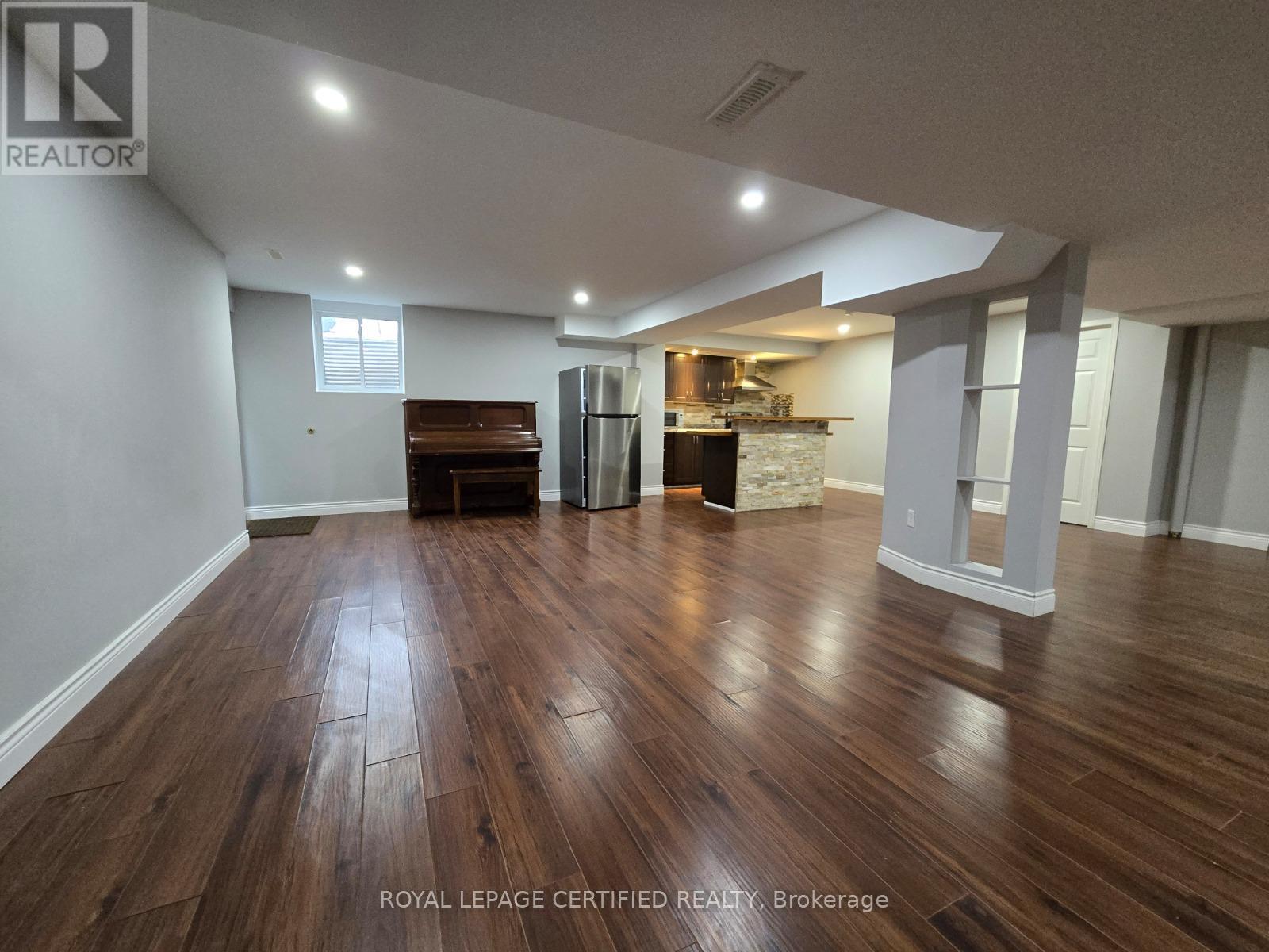 35 Woodcrest Court, Kitchener, Ontario  N2P 2K2 - Photo 2 - X12773530