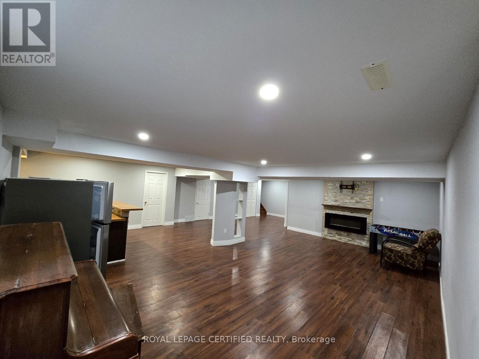 35 Woodcrest Court, Kitchener, Ontario  N2P 2K2 - Photo 4 - X12773530