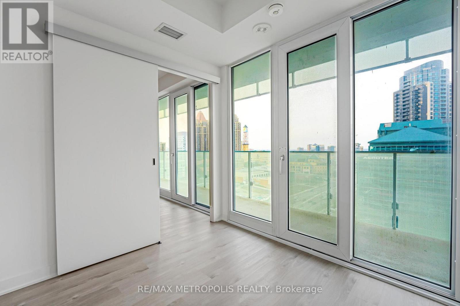 1101 - 3900 Confederation Parkway, Mississauga, Ontario  L5B 4M6 - Photo 12 - W12809890