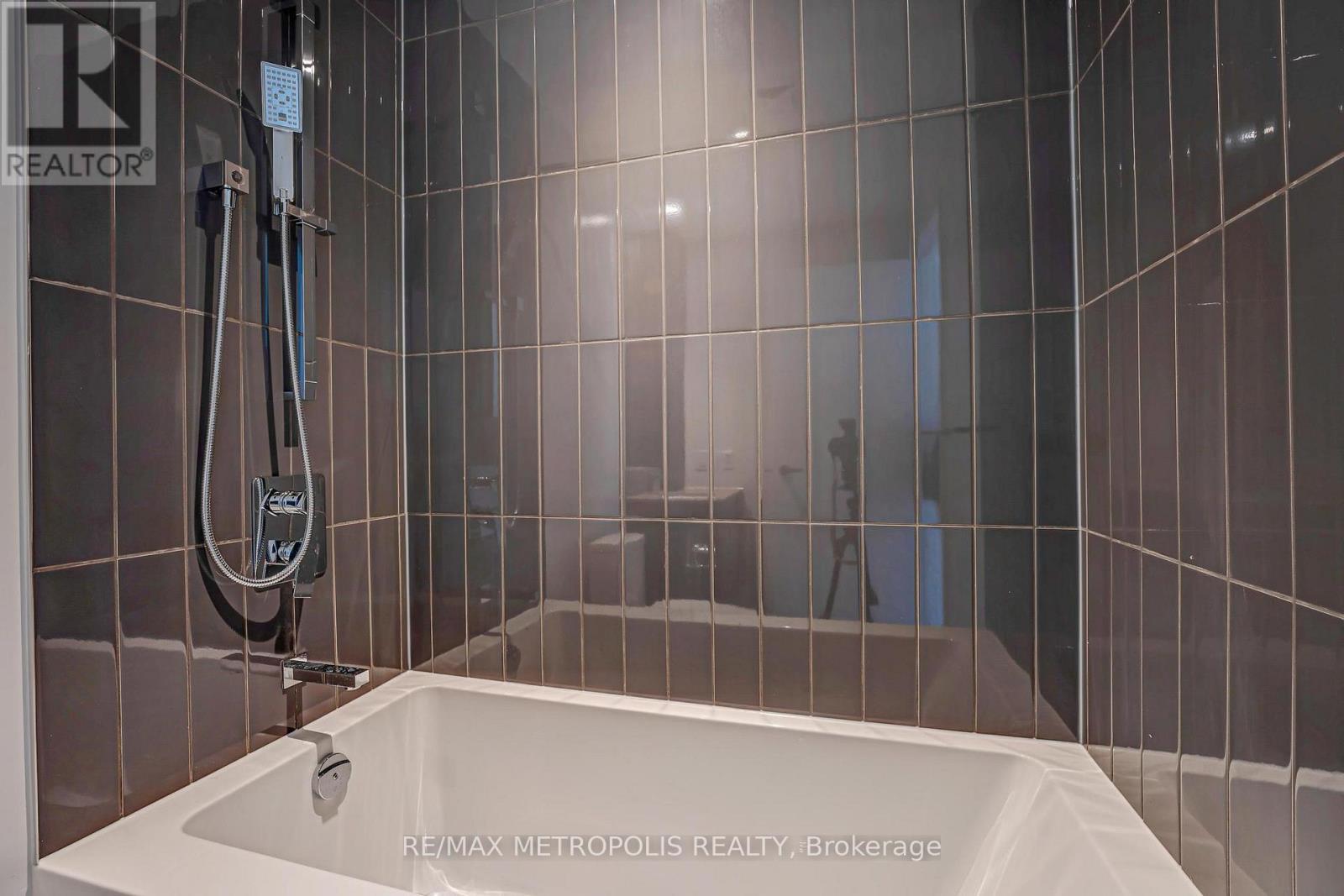 1101 - 3900 Confederation Parkway, Mississauga, Ontario  L5B 4M6 - Photo 19 - W12809890