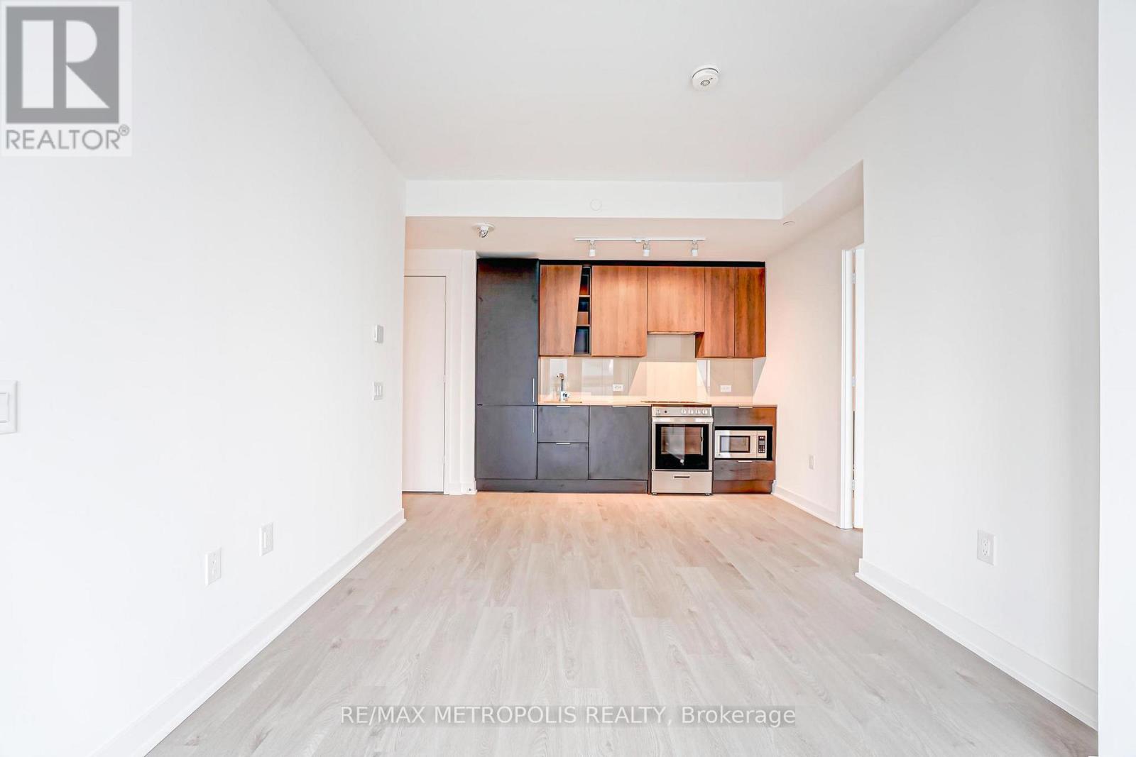 1101 - 3900 Confederation Parkway, Mississauga, Ontario  L5B 4M6 - Photo 2 - W12809890