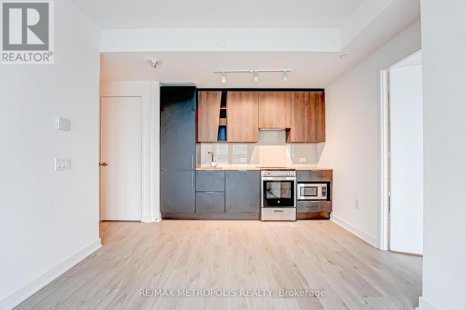 1101 - 3900 Confederation Parkway, Mississauga, Ontario  L5B 4M6 - Photo 5 - W12809890