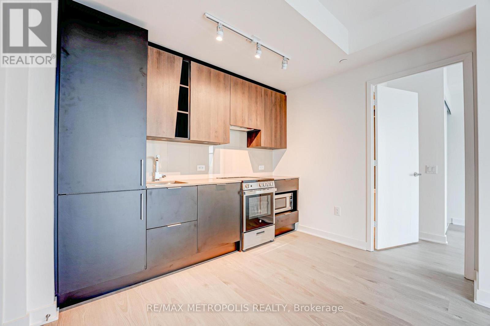 1101 - 3900 Confederation Parkway, Mississauga, Ontario  L5B 4M6 - Photo 6 - W12809890