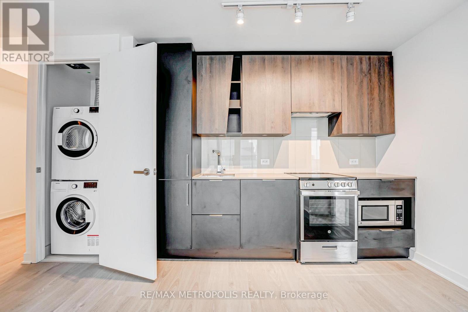 1101 - 3900 Confederation Parkway, Mississauga, Ontario  L5B 4M6 - Photo 7 - W12809890