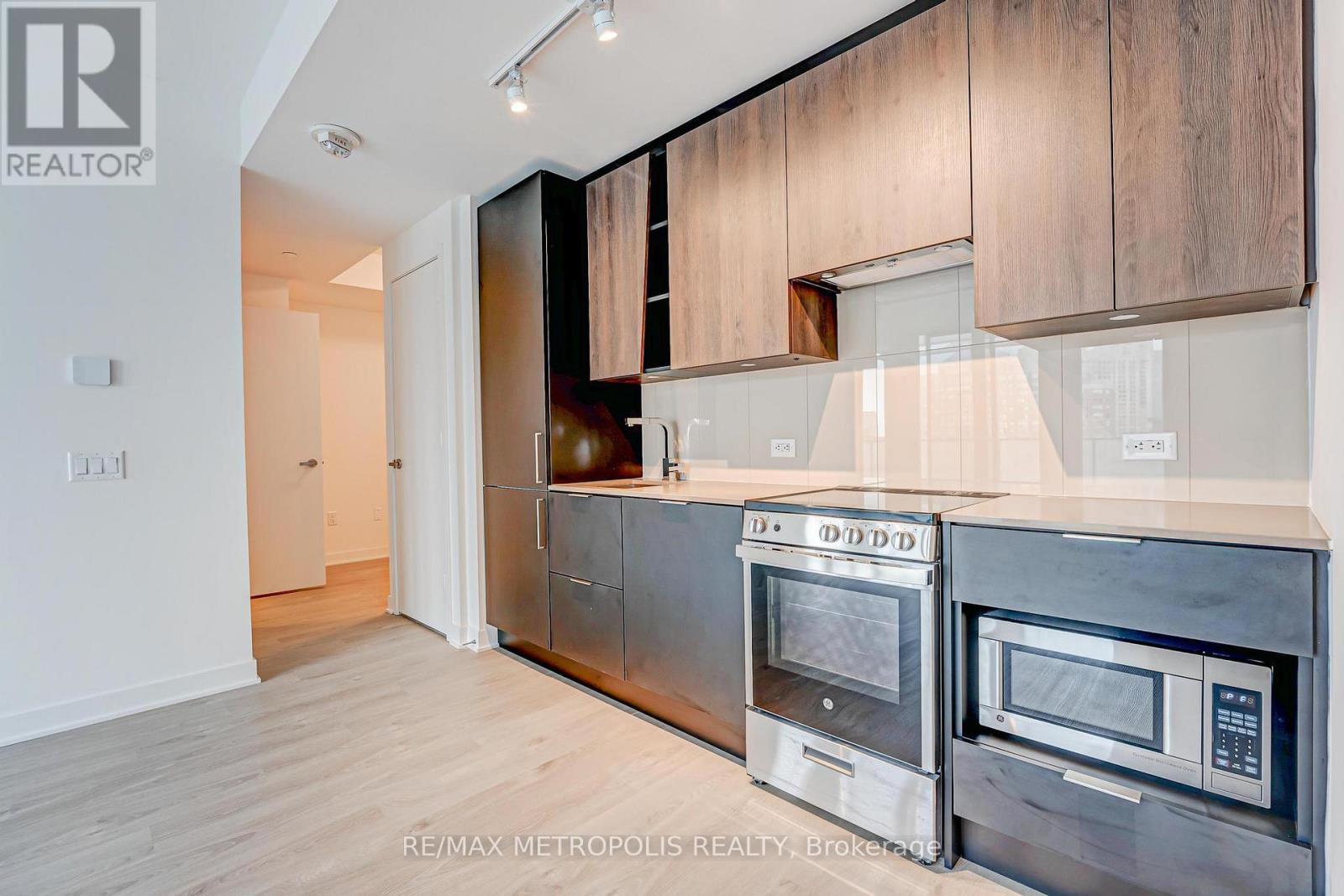 1101 - 3900 Confederation Parkway, Mississauga, Ontario  L5B 4M6 - Photo 8 - W12809890