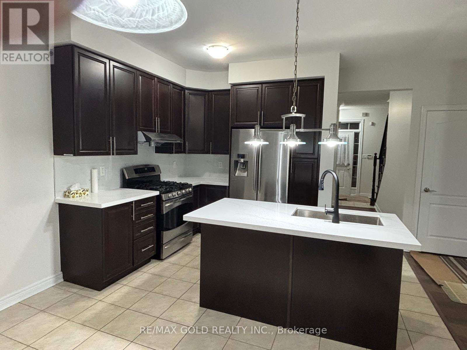 88 Lightcatcher Circle, Brampton, Ontario  L6P 3P4 - Photo 4 - W12809238