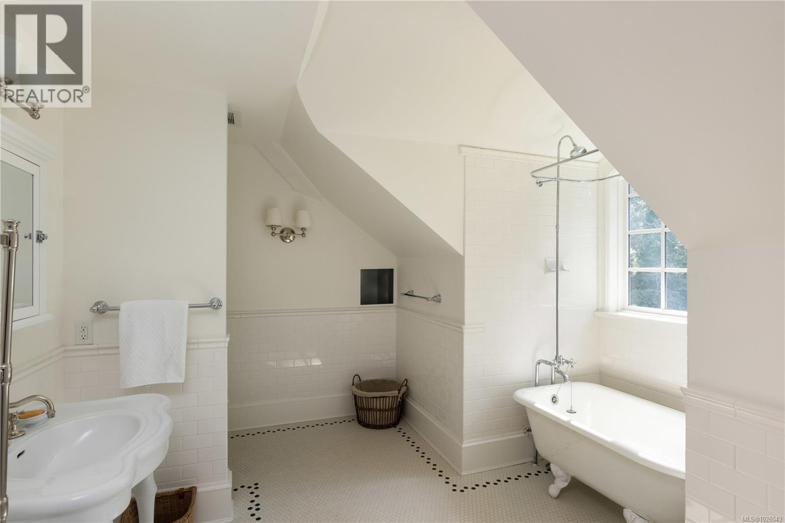 2600 Queenswood Dr, Saanich, British Columbia  V8N 1X5 - Photo 41 - 1026543