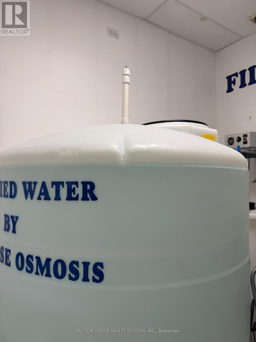 201 - 719 Central Parkway, Mississauga, Ontario  L5B 4L1 - Photo 10 - W12809928