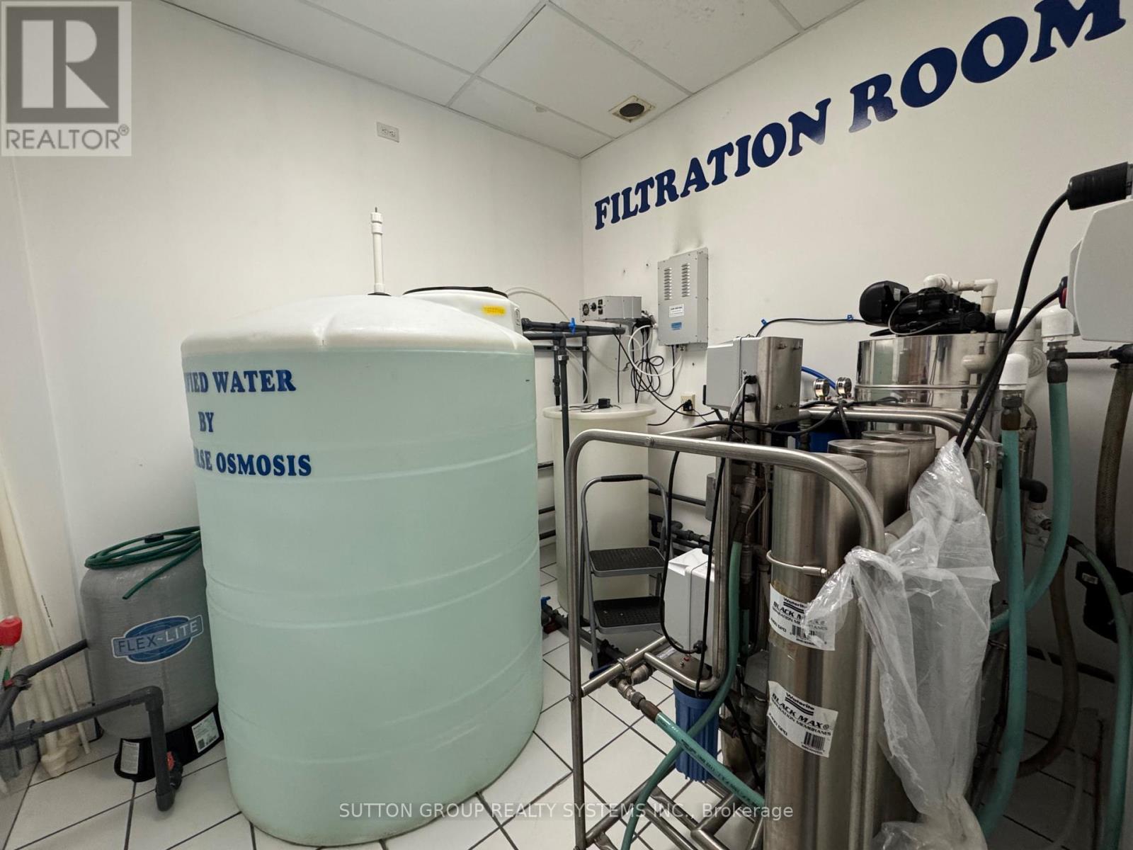 201 - 719 Central Parkway, Mississauga, Ontario  L5B 4L1 - Photo 11 - W12809928