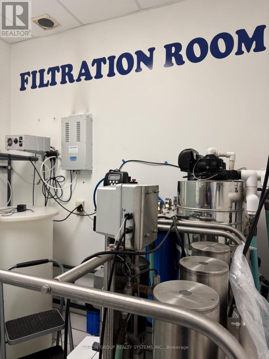 201 - 719 Central Parkway, Mississauga, Ontario  L5B 4L1 - Photo 9 - W12809928