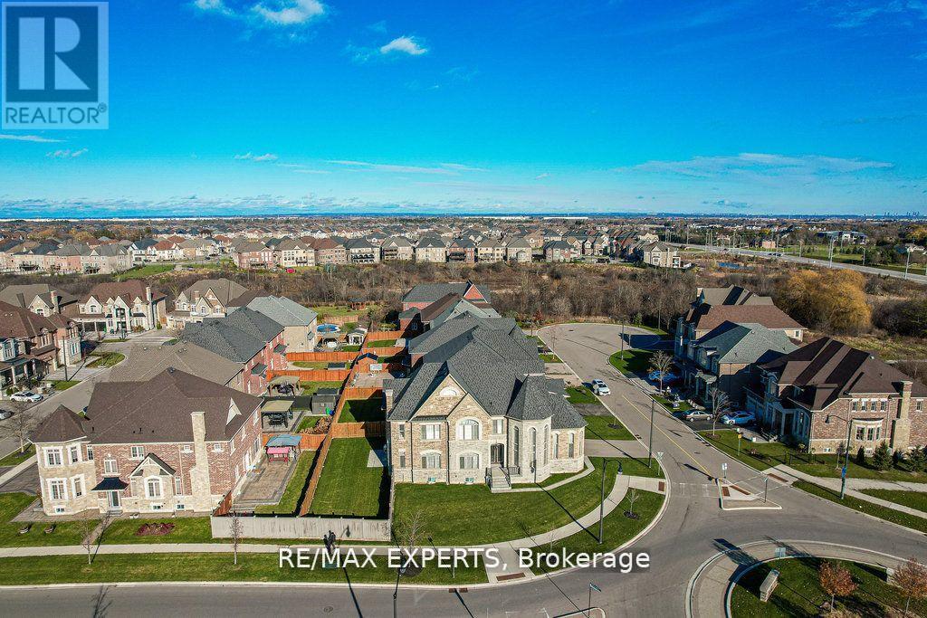 28 Pendergast Court, Brampton (Toronto Gore Rural Estate), Ontario  L6P 0H8 - Photo 2 - W12809950