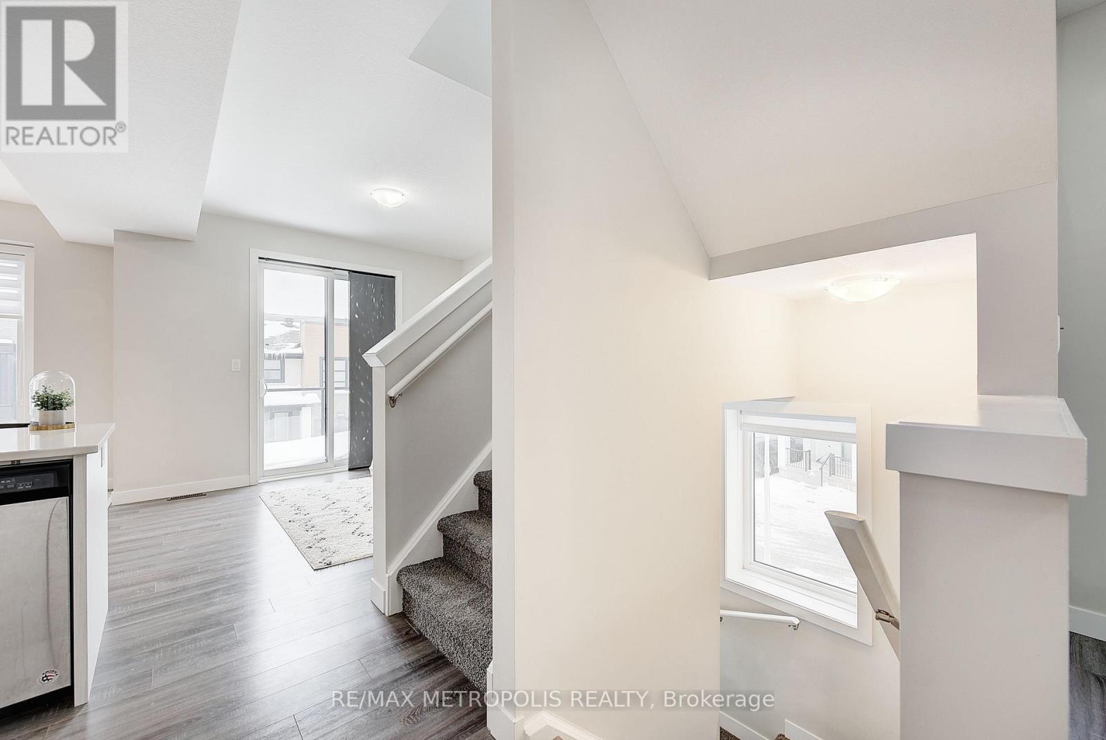 996 - 996 West Village Square, London North (North M), Ontario  N6H 0J7 - Photo 10 - X12809948