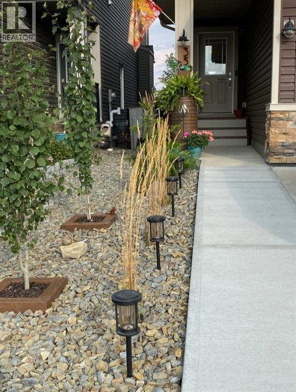 35 Emberside Garden, Cochrane, Alberta  T4C 2L9 - Photo 4 - A2285541