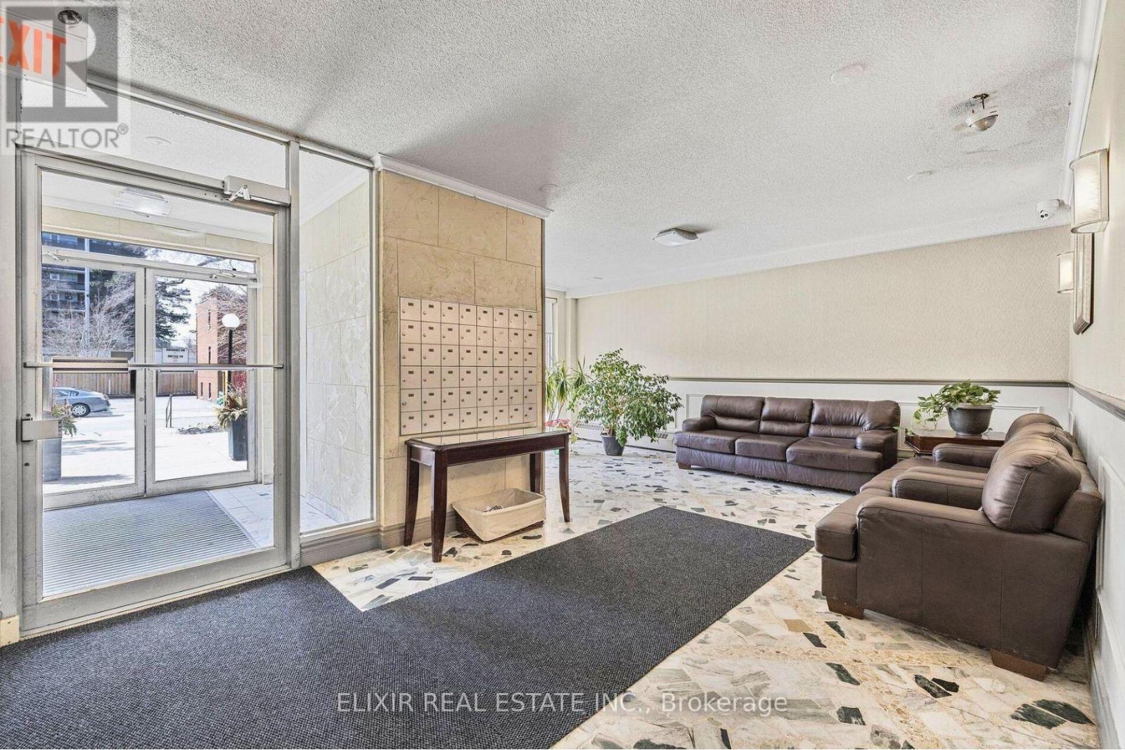 605 - 15 Elizabeth Street N, Mississauga, Ontario  L5G 2Z3 - Photo 6 - W12808012